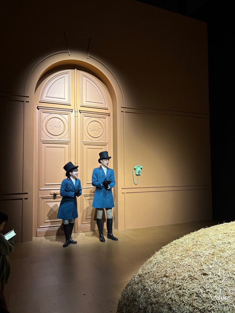 HERMES Experience Exhibition Start - Grooms Explaining the Situation