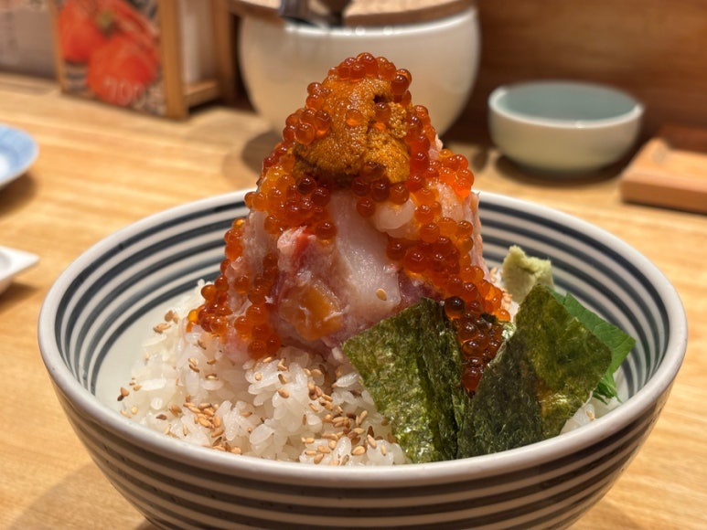 Tsujihan kaisendon Matsu grade bowl with uni