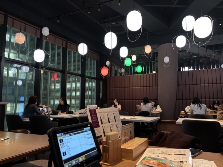 TsuruTonTan六本木店窗边座位看灯饰