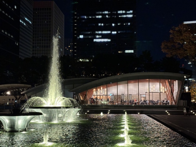 Wadakura Fountain Park Starbucks: Tokyo Station Night-View Café