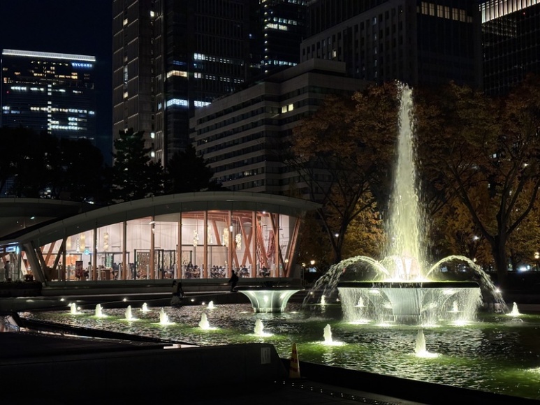 Wadakura Fountain Park Starbucks at night