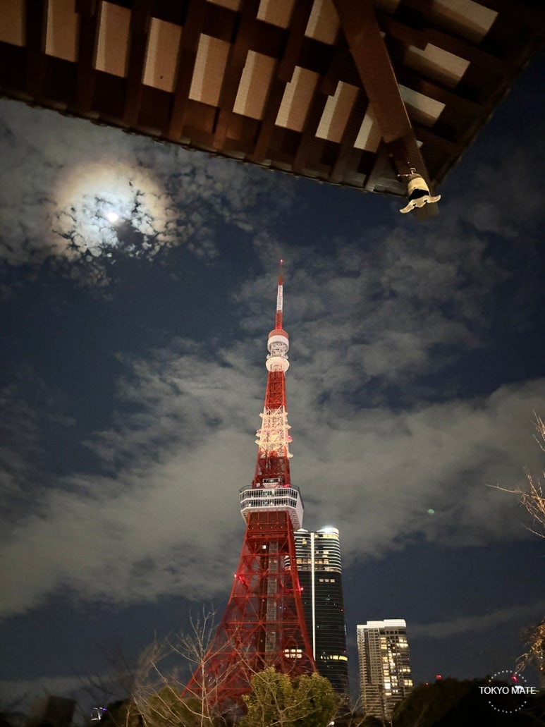 Tokyo Zojoji temple at night with Tokyo Tower
